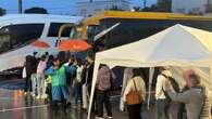 Gesto inédito de Renfe: tapan con paraguas a los usuarios de buses para que no se mojen