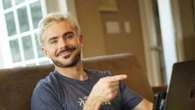 La novia de Zac Efron deja su trabajo para viajar con él