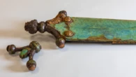 La espada de hace 2.300 años con una funda llena de esvásticas descubierta en una necrópolis de Francia y que era símbolo de poder militar