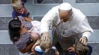 León XIV abraza a la “familia tradicional” y descarta reformas doctrinales para mujeres y fieles LGTBI