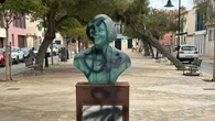 Vandalizan con simbología nazi el busto de Aurora Picornell en Palma