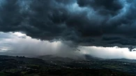 Espectaculares cortinas de lluvia en Orís