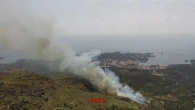 Un incendio forestal obliga a cortar la carretera de acceso a Cadaqués