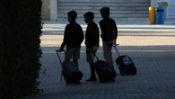 Unos padres se pelean en la puerta del colegio, uno golpea a otro con un palo en la cabeza y termina detenido