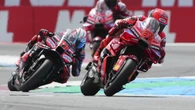 Un Marc Márquez de leyenda iguala a Agostini y se larga a por el título con la caída de Àlex