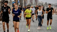 España inicia el reto de inmunizar a los jóvenes, con menos miedo al virus