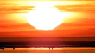El sol deformado de la playa de la Costilla