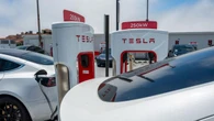 Tesla sigue en una tormenta perfecta, con menos ingresos y beneficios