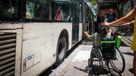 La odisea de ir transporte público con silla de ruedas: “Coges el tren y no sabes si podrás salir”