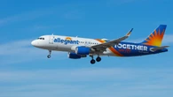 Un pasajero en un avión le dice a la persona al lado que su ordenador es una bomba y fuerza un rápido aterrizaje de emergencia