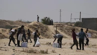 Israel mata a ocho palestinos mientras trataban de recibir comida en Gaza este sábado