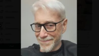Josep Maria Mainat, 79 años, impacta con una foto sin el peluquín: “Me he bañado en el mar y ni me acuerdo de que lo llevo”
