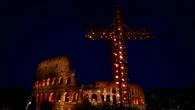 Las meditaciones del papa Francisco guían el vía crucis en el Coliseo sin su presencia