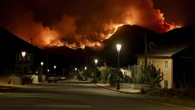 Las esquivas lluvias se resisten a acabar de apagar los grandes incendios forestales
