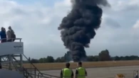 Imágenes impactantes de una avioneta que se ha estrellado justo tras despegar y ha provocado un incendio devastador