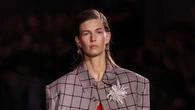 Kendra Spears, ni nostalgia ni revancha, solo elegancia: la exmujer del Aga Khan V vuelve a la moda en París