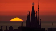 El rayo verde flotante del amanecer junto a la Sagrada Família