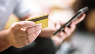 Investigan a 2 hombres por engañar a una mujer para transferir dinero fingiendo ser gestores bancarios