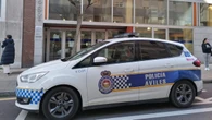 Una madre conduce ebria de madrugada con su hija y dos amigos, todos menores, y choca contra cuatro coches: acaba detenida