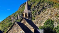 La iglesia con campanario octogonal y cubierta piramidal en la Vall d'Aran