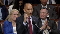 El demócrata Jeffries bate el récord del discurso más largo en la Cámara Baja en protesta contra la ley fiscal de Trump