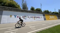 BesArt acerca el ‘paste-up’ al Besòs con 250 artistas que transformarán un lienzo de 17 metros