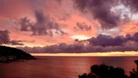 Las nubes de Turner dibujan el cielo otoñal al amanecer en la Costa Brava