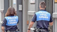 Una chica altera el orden público, la policía intenta calmarla, aparece el novio, acaba detenido y deja inutilizado el coche patrulla porque defeca en su interior