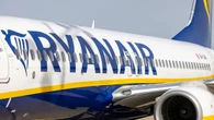 Un pasajero borracho intenta abrir una puerta de emergencia en pleno vuelo y obliga a aterrizar el avión en otro país