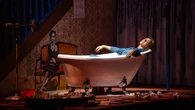 Emma Suárez es Carmen Martín Gaite en 'El cuarto de atrás', en el teatro Goya