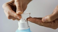 Obligan a un supermercado a pagar 45.213 euros a una mujer de 62 años que resbaló con el gel hidroalcohólico del dispensador