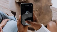 Descargas gratis de Office o Spotify en TikTok: los videos virales que los hackers usan para robar tus datos bancarios