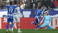 El Espanyol paga caros dos errores defensivos ante un rocoso Alavés