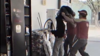 Los empleados de la estación de servicio de una conocida petrolera “bromean” con hacer desaparecer a una joven secuestrándola en una bolsa de consorcio y 'estalla' la polémica
