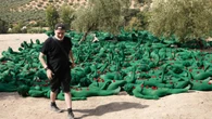 Spencer Tunick fotografía a 800 personas desnudas pintadas de verde en su última acción en Granada