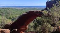 Arco de Bruguers, el viento moldea la tierra roja