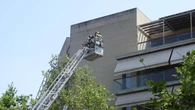 Una pareja discute y ella encierra a su novio en la terraza semidesnudo y se va: tienen que venir los bomberos a rescatarle
