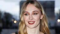 Sophie Turner responde a quienes la critican por “abandonar a sus hijos para irse de fiesta”