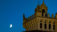 Antares acompaña a la luna creciente