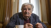 La última vuelta de 'Pepe' Mujica en su tractor y el deseo de descansar para siempre junto a su perra de tres patas