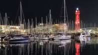 Reflejos nocturnos del puerto de Barcelona