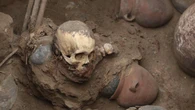 Nuevas obras para instalar gas en Lima permiten descubrir otra tumba prehispana de hace 1.000 años con los restos de un hombre en su interior