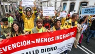 Protesta multitudinaria contra la política forestal de la Xunta tras los incendios