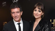 Dakota Johnson, actriz, 35 años: “Mi padrastro, Antonio Banderas, quiso a mi madre, a mí, y a mis hermanos con tanta fuerza y tanto ruido que cambió nuestras vidas para siempre”