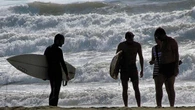 El contraluz de los surfistas