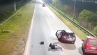 Una joven se tira de un coche en marcha por miedo: el conductor de la aplicación no estaba respetando la ruta del GPS