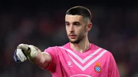 La fría despedida del Espanyol a Joan García, que esconde en Instagram su foto besando el escudo perico