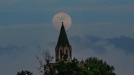 Los juegos de la luna con el campanario del santuario de Puig-agut
