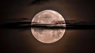 La luna (casi) llena escondida en las nubes