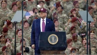 Trump presume de politizar al ejército en un mitin desde la principal base militar de EE.UU.